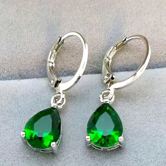 ✨🆕✨ Elegant Emerald Green Simulated Teardrop Silver Plated Dangle Earrings✨ - Picture 1 of 12